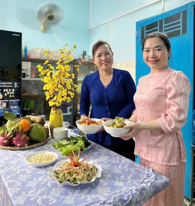 Chị Tuyết Lan (áo hồng), chủ một dãy trọ ở xã Tân Vĩnh Lộc, TP HCM đang làm cỗ Tết đãi khách thuê trọ, sáng 6/2. Ảnh: Ngọc Ngân