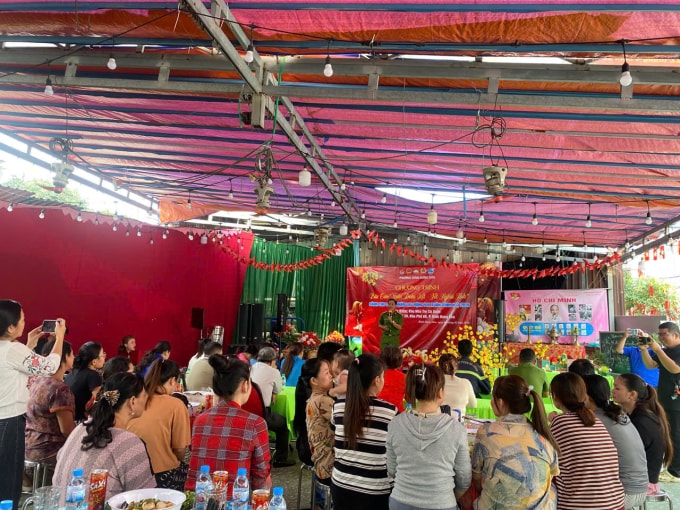 Khu trọ của chị Hồng Nương, 41 tuổi, phường Bình Hưng Hòa, quận Bình Tân ăn tất niên, sáng 6/2. Ảnh: Anh Hải