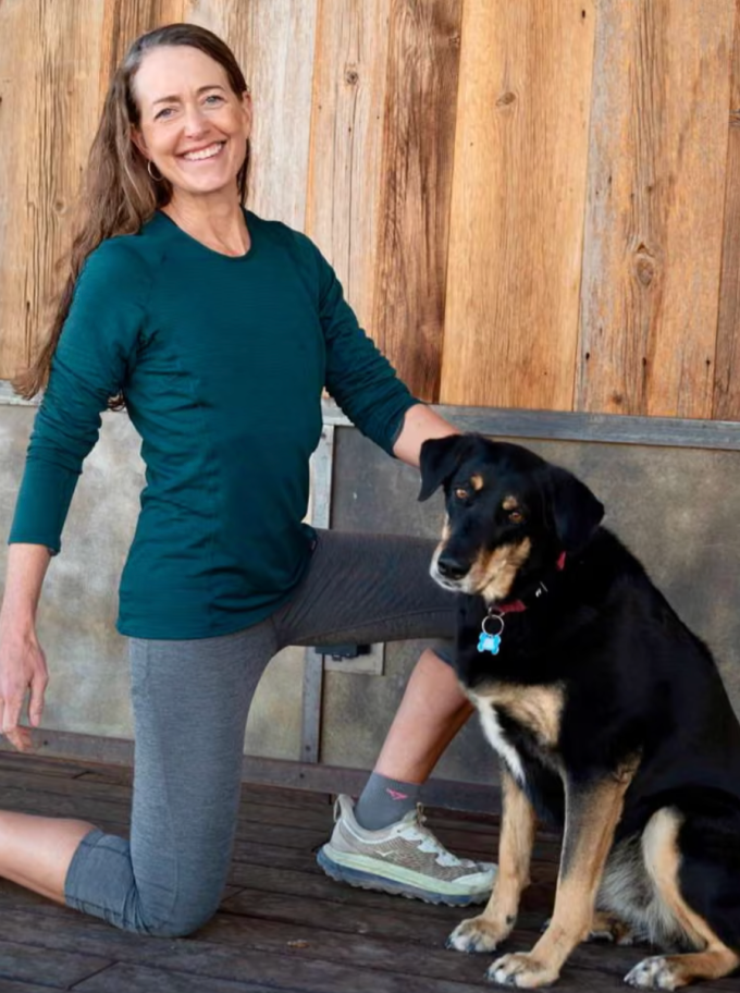 Sarah Lavender Smith đã tháo túi ngực để cơ thể được già đi tự nhiên. Ảnh: Caleb Thal