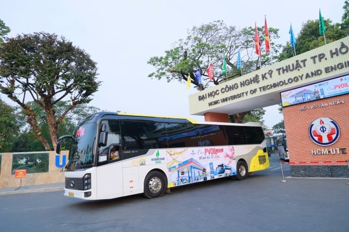 25 chuyến xe xuất phát từ Trường Đại học Công nghệ kỹ thuật TP HCM, đưa sinh viên về các tỉnh miền Trung dọc Quốc lộ 1A, từ Khánh Hòa, Gia Lai (Bình Định cũ) đến Nghệ An, Thanh Hóa. Ảnh: PVOil