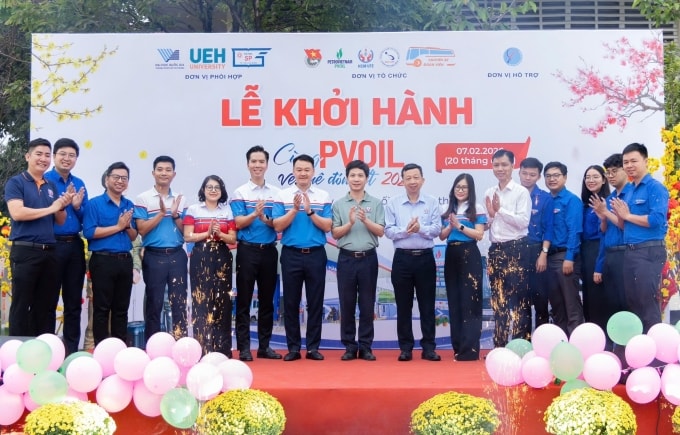 Ông Lê Trung Hưng (thứ 7 từ trái sang), Phó tổng giám đốc PVOil và ông Đỗ Thế Vinh, Bí thư Đoàn thanh niên PVOil (thứ hai từ trái sang) chụp lưu niệm cùng đại diện các trường đại học tham gia chương trình. Ảnh: PVOil