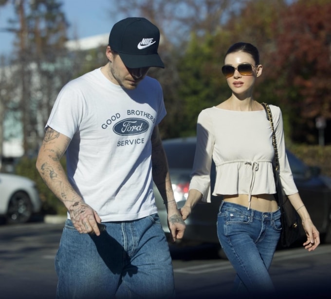 Brooklyn Beckham đi mua sắm cùng vợ ở Los Angeles. Ảnh: Backgrid