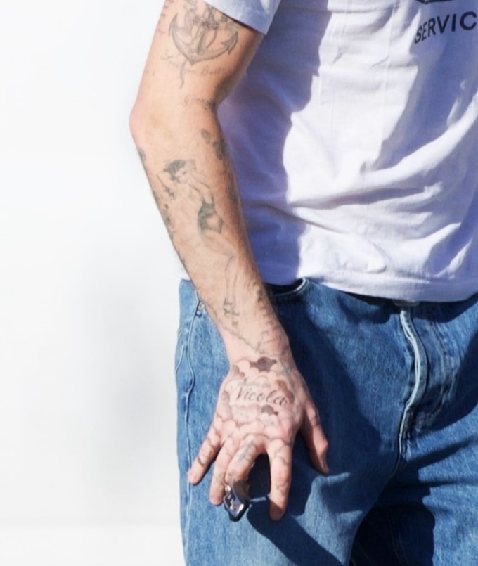 Các hình xăm liên quan đến ba em đều không còn, được che phủ bằng hình đám mây. Ảnh: Backgrid