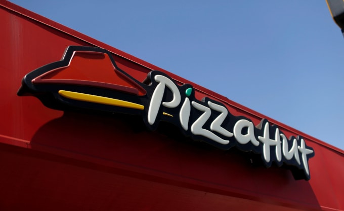 Biển hiệu Pizza Hut tại Pasadena, California, Mỹ. Ảnh: Reuters