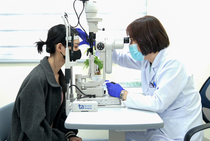 Bác sĩ kiểm tra mắt cho một phụ nữ. Ảnh minh họa: Bệnh viện Đa khoa Tâm Anh