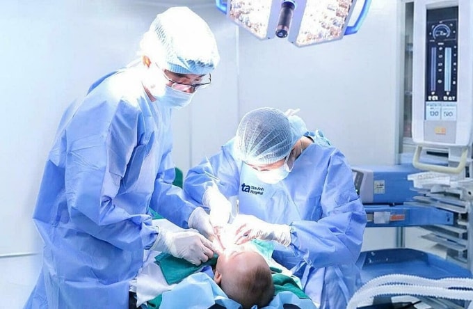 ThS.BS.CKI Tôn Thị Anh Tú (trái) cắt thắng lưỡi cho một bệnh nhi. Ảnh: Bệnh viện Đa khoa Tâm Anh