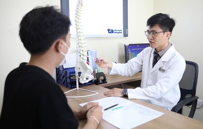 Bác sĩ Thắng giải thích tình trạng chèn ép cột sống cho người bệnh. Ảnh: Phòng khám Đa khoa Tâm Anh Quận 7