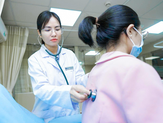 Bác sĩ Diệp khám cho người bệnh. Ảnh minh họa: Bệnh viện Đa khoa Tâm Anh