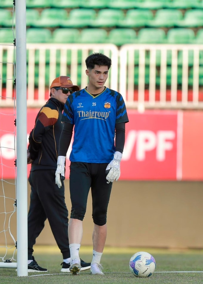 Thủ môn Trần Trung Kiên tập luyện cùng HAGL tại sân Pleiku ngày 30/1/2026. Ảnh: HAGL