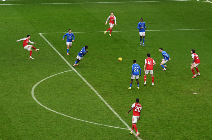 Martin Zubimendi (trái) dứt điểm từ ngoài vòng cấm mở tỷ số trong trận Arsenal thắng Sunderland 3-0 ở vòng 25 Ngoại hạng Anh trên sân Emirates, London, Anh ngày 7/2/2026. Ảnh: Arsenal FC