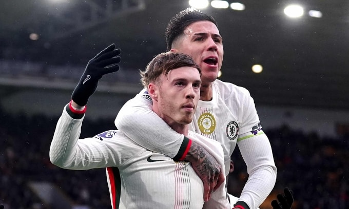 Cole Palmer (trái) mừng bàn thắng mở tỷ số cho Chelsea trong trận gặp Wolverhampton trên sân Molineux, thành phố Wolverhampton, hạt West Midlands, Vương quốc Anh ngày 7/2/2026. Ảnh: PA