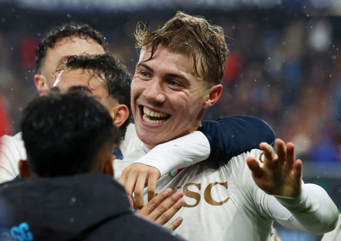 Rasmus Hojlund mừng bàn ấn định tỷ số trong trận Napoli thắng Genoa 3-2 ở vòng 24 Serie A ngày 7/2/2026. Ảnh: Reuters