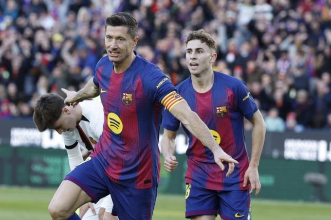 Lewandowski (giữa) mừng bàn mở tỷ số trận Barca 3-0 Mallorca ở vòng 23 La Liga tối 7/2. Ảnh: MD