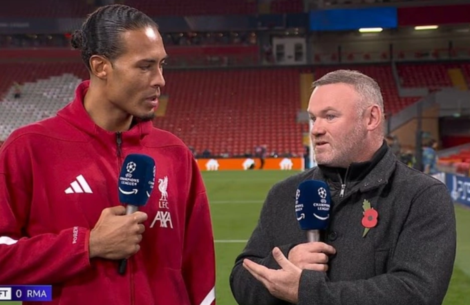 Virgil van Dijk (trái) và Wayne Rooney bình luận sau trận Liverpool thắng Real 1-0 trên sân Anfield, thành phố Liverpool, Vương quốc Anh, tại Champions League tối 4/11/2025.