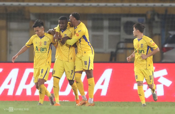 Tiền đạo SLNA Michael Olaha (thứ hai từ trái sang) ghi cú đúp trên chấm phạt đền trong trận thắng Thể Công 4-1 ở vòng 13 V-League 2025-2026, trên sân Hàng Đẫy ở Hà Nội ngày 8/2/2026. Ảnh: Hoàng Huynh