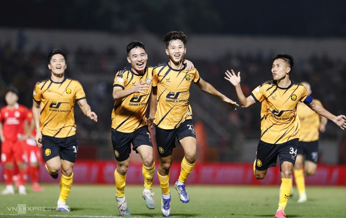 Tiền vệ Thanh Hóa Damoth Thongkhamsavath (thứ hai từ phải sang) lập cú đúp trong trận thắng Công an TP HCM 2-1 ở vòng 13 V-League 2025-2026, trên sân Thống Nhất ở TP HCM ngày 8/2/2026. Ảnh: Hai Tư