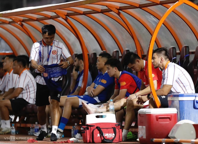 Tiền đạo Công an TP HCM Nguyễn Tiến Linh (thứ hai từ phải sang) buồn bã ở khu kỹ thuật sau khi gặp chấn thương trong trận thua Thanh Hóa 1-2 ở vòng 13 V-League 2025-2026. Ảnh: Hai Tư