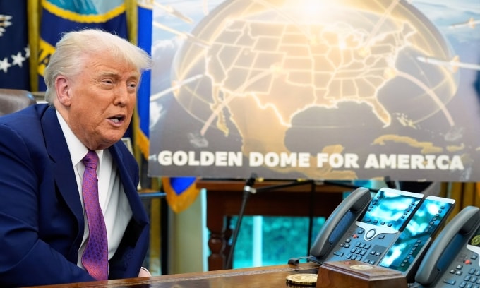 Tổng thống Mỹ Donald Trump bên cạnh hình ảnh mô phỏng về Vòm Vàng tại Phòng Bầu dục, Nhà Trắng, hồi tháng 5/2025. Ảnh: AP