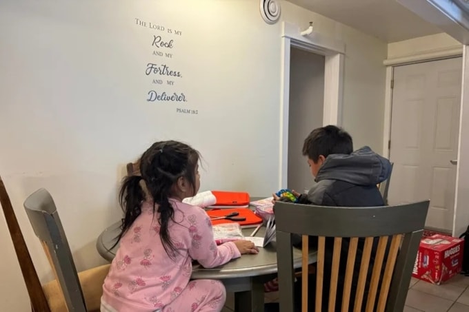 Hai đứa trẻ tại một nhà trú ẩn ở Minneapolis vào ngày 16/1. Gia đình đưa các em đến đây sau khi mẹ và bà bị đặc vụ di trú liên bang bắt. Ảnh: AP