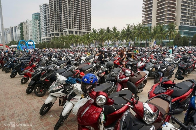 Gửi xe máy kín vỉa hè ở Đà Nẵng. Ảnh: Nguyễn Đông