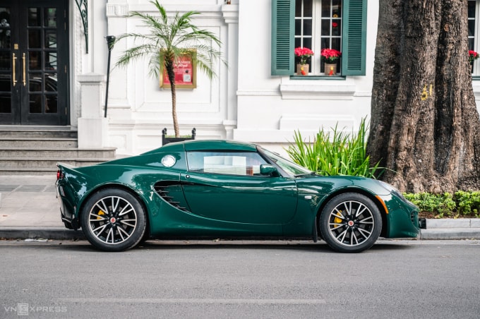 Xe thể thao Lotus Elise S2 đời 2005 sử dụng động cơ DOHC 2ZZ-GE 1,8 lít 4 xi-lanh, công suất 190 mã lực và mô-men xoắn 181 Nm. Ảnh: Minh Quân