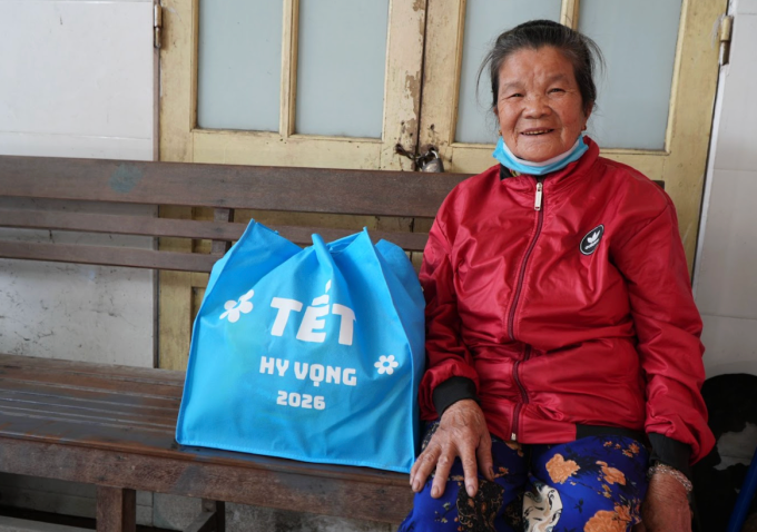 Bà Huỳnh Thị Xuân Lan, 80 tuổi, xã Tiên Phước, nghỉ chân sau khi nhận quà và chuẩn bị ra về.