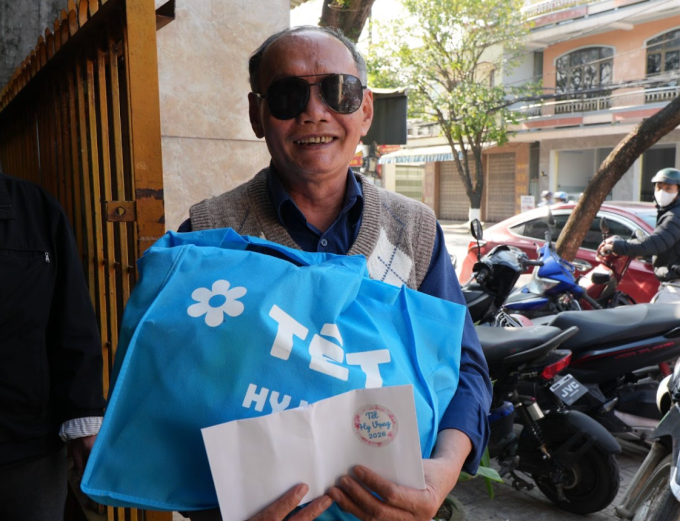 Ông Đỗ Đăng Bang nhận quà Tết và dự định sắm sửa thêm từ nguồn hỗ trợ.