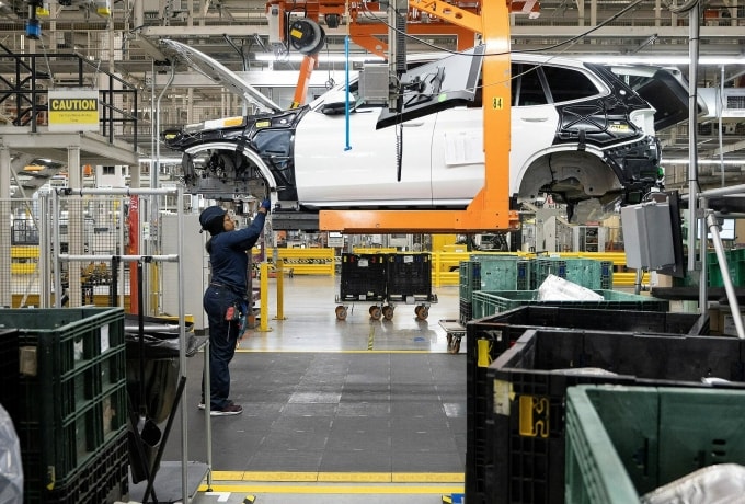 Một công nhân trong nhà máy BMW ở Nam Carolina hồi năm 2022. Ảnh: Reuters