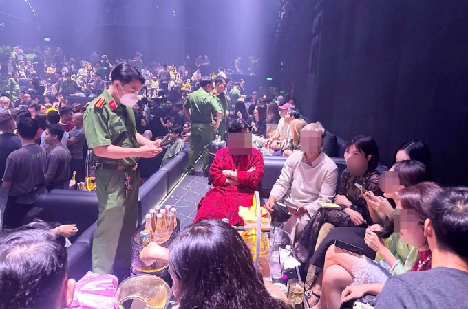 Cảnh sát kiểm tra quán bar lúc rạng sáng có hơn 500 khách và nhân viên. Ảnh: Công an TP HCM