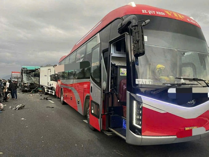 Tai nạn gây kẹt xe kéo dài. Ảnh: Trung tâm cấp cứu 115