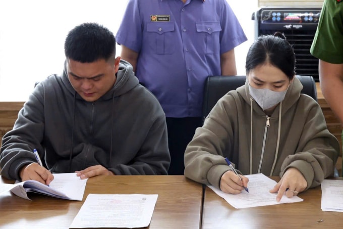 Hiền và vợ tại cơ quan công an. Ảnh: Thành Huynh