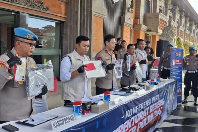 Cảnh sát Bali giới thiệu tang vật và bằng chứng thu được trong đợt truy quét cờ bạc trong buổi họp báo ngày 7/2 ở Bali. Ảnh: KOMPAS