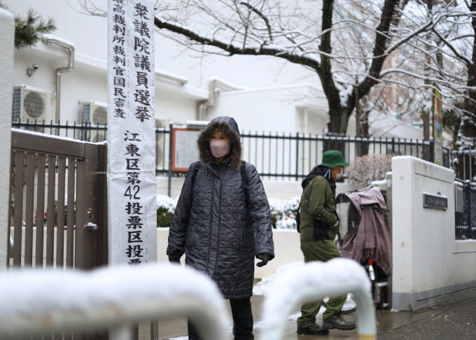 Tuyết dày bao phủ quanh một điểm bỏ phiếu ở Koto, Tokyo, ngày 8/2. Ảnh: AFP