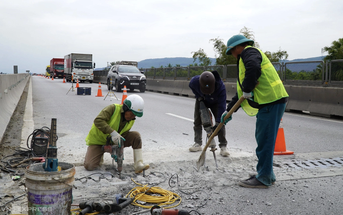 Nhà thầu sửa chữa khe co giãn trên cao tốc quốc lộ 45 - Nghi Sơn tháng 3/2025. Ảnh: Lê Hoàng