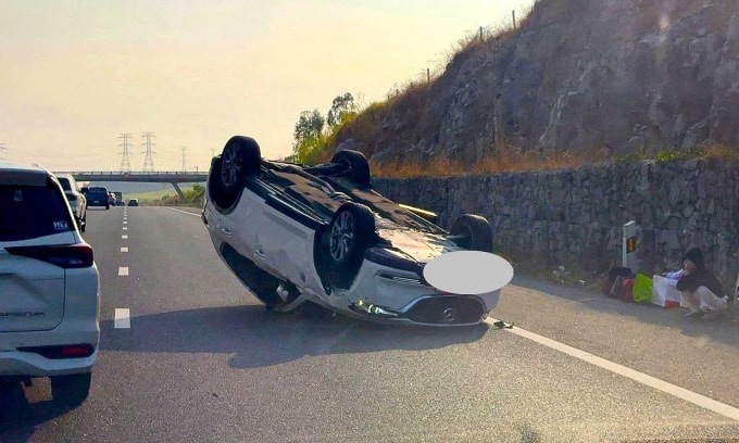 Hiện trường xe bị lật. Ảnh: Thanh Linh