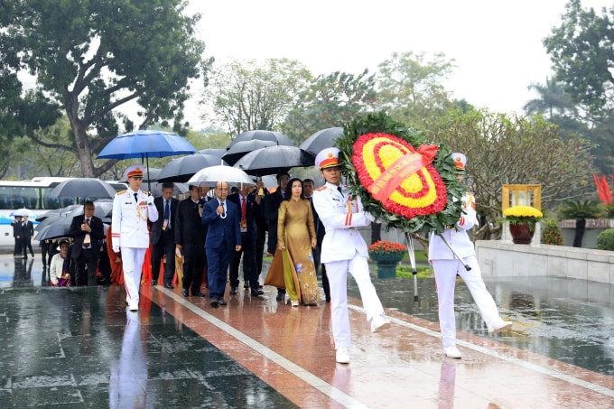 Trước đó, đoàn kiều bào đã vào Lăng viếng Chủ tịch Hồ Chí Minh và đặt vòng hoa tại Đài tưởng niệm các Anh hùng liệt sỹ trên đường Bắc Sơn. Ảnh: Hoàng Phong