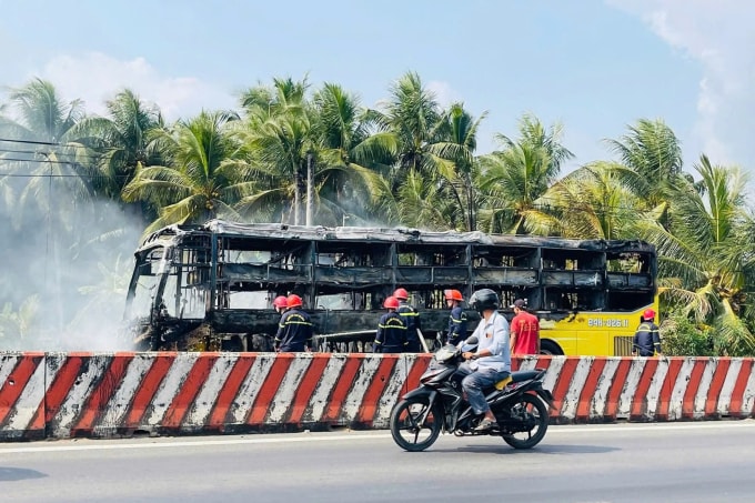 Ôtô bị lửa thiêu rụi trơ khung. Ảnh: Bá Thi