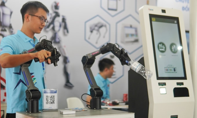 Một sản phẩm cánh tay robot được trưng bày tại Triển lãm Đổi mới sáng tạo VIIE 2025, tháng 10/2025. Ảnh: Lưu Quý