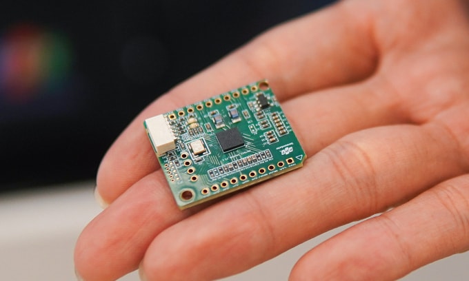 Một chip do hãng Việt Nam thiết kế được dùng trong bảng mạch của một thiết bị điện tử, trưng bày tại triển lãm về đổi mới sáng tạo, tháng 10/2025. Ảnh: Lưu Quý