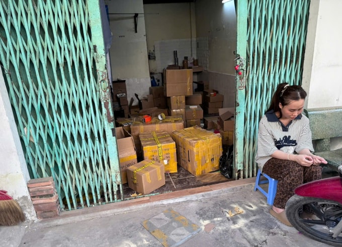 Cảnh sát khám xét kho hàng giả. Ảnh: Công an TP HCM