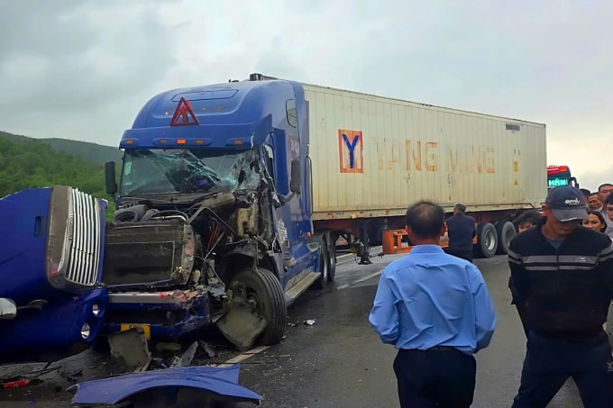 Xe container biến dạng phần đầu sau khi tông ôtô giường nằm ở vụ tai nạn thứ hai, cũng trên cao tốc Hàm Nghi - Vũng Áng, chiều 8/2. Ảnh: Hùng Lê