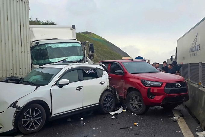 Ba ôtô hư hỏng, dính nhau sau tai nạn trên cao tốc Hàm Nghi - Vũng Áng ở vụ tai nạn thứ nhất, chiều 8/2. Ảnh: Hùng Lê