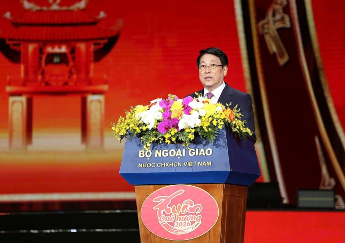 Chủ tịch nước Lương Cường phát biểu tại Chương trình giao lưu nghệ thuật Xuân Quê Hương 2026 ở Hà Nội tối 8/2. Ảnh: UBNV