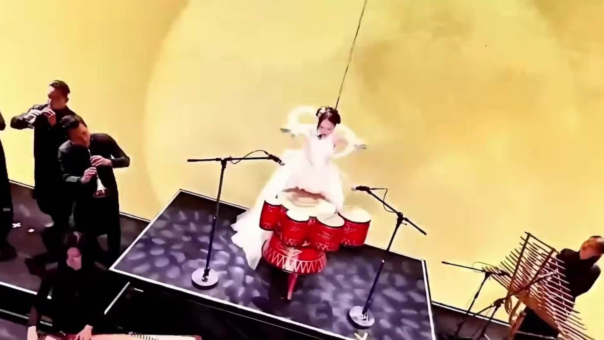 Phương Mỹ Chi đánh trống khi diễn hit 'Buôn trăng'