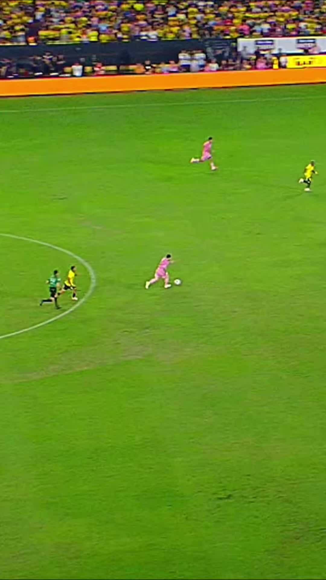 Messi ghi bàn trong trận hòa Barcelona SC