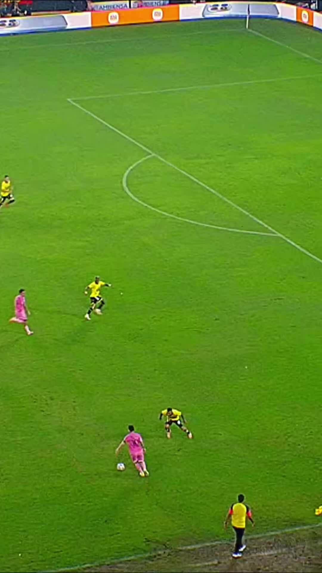 Messi kiến tạo trong trận hòa Barcelona SC