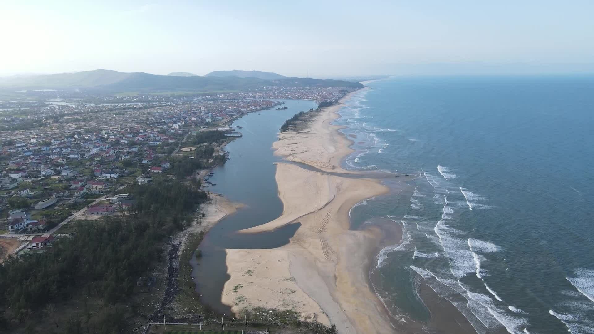 Cửa sông ở Quảng Trị bị cát lấp kín