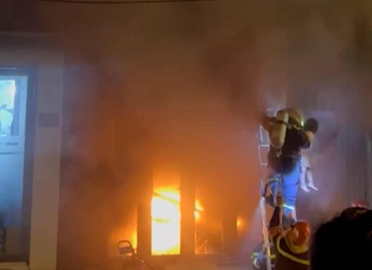 Cứu 4 người trong nhà cháy nghi ngút ở TP HCM