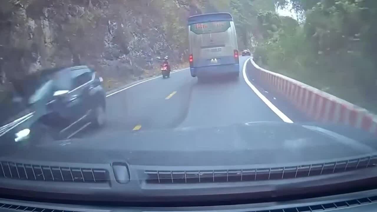 Hai người chết khi bị xe ôtô cán qua