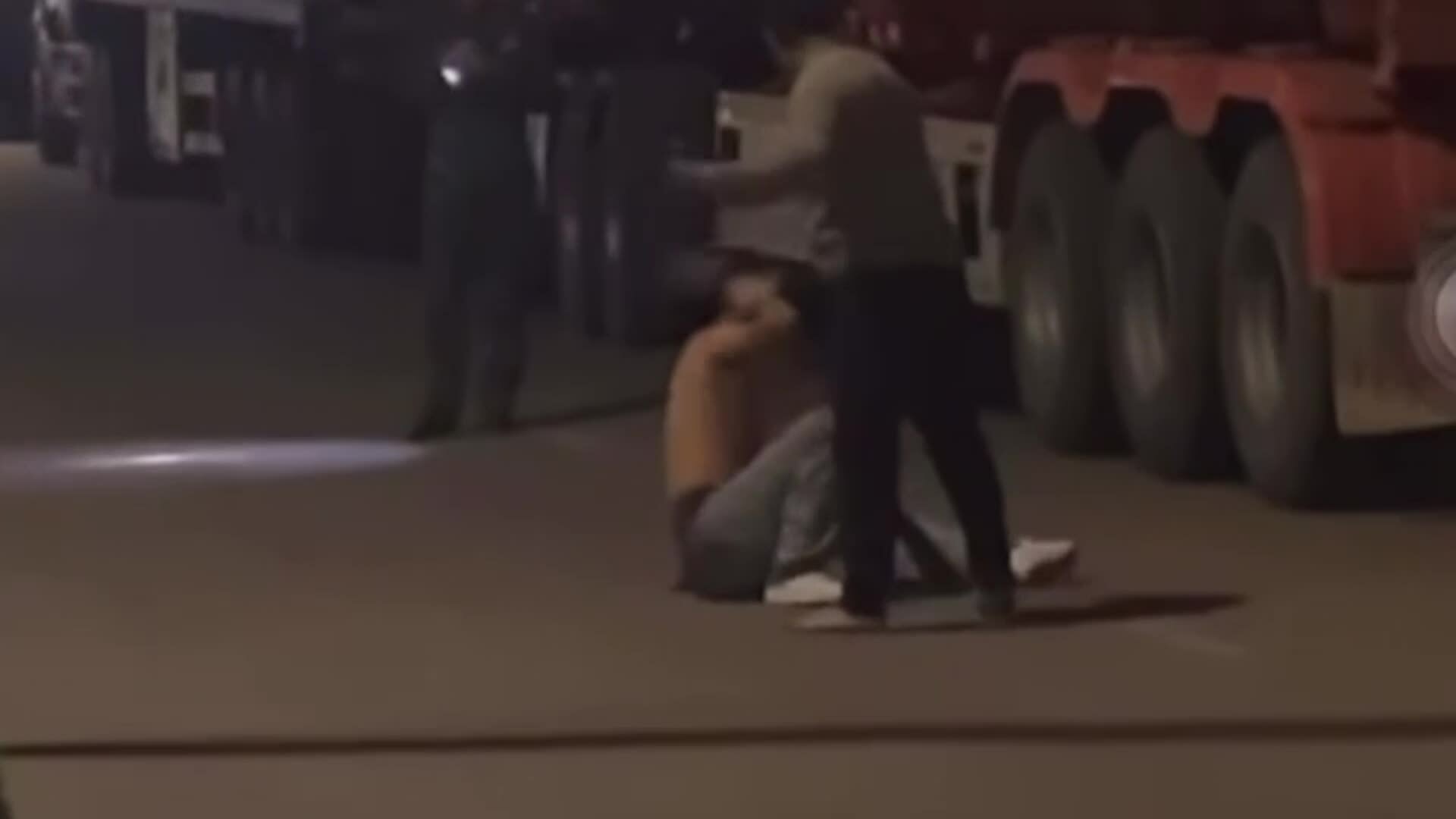 Hai tài xết đánh nhau sau khi van chạm